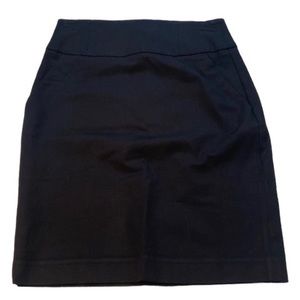 Banana Republic black stretch pencil skirt in size 0 🥂